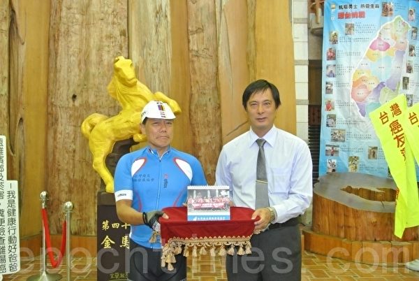 台湾癌友运动发展协会理事长吴兴传回赠环岛纪念桌历给宜兰县。(宜兰县政府提供) 台湾癌友运动发展协会理事长吴兴传回赠环岛纪念桌历给宜兰县。(宜兰县政府提供)