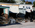 在桑迪所造成的損失中，大約一半有保險，估計保險公司需要支付100億至200億的保險金給客戶修復被水淹的房屋和汽車。(Mark Wilson/Getty Images)