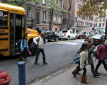 2012 年 11 月 5 日，超级风暴桑迪肆虐后，纽约各级学童首度回到学校上学。（MEHDI TAAMALLAH / AFP）