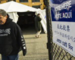 当地时间2012年11月6日，美国大选正式投票已经开始。已有26个州的投票站开放。纽约民众从投票站走出。(PAUL J. RICHARDS/AFP)