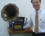 开南商工校园文化相当多元，林本博校长借由收藏古董留声机与唱片来激发同学的学习兴趣。（摄影：李容耕／大纪元）