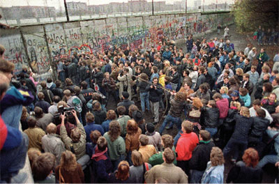 1989年11月11日,西柏林民眾在波茨坦廣場(Potsdamer Square)附近試圖推倒柏林圍牆。(法新社) 1989年11月11日,西柏林民眾在波茨坦廣場(Potsdamer Square)附近試圖推倒柏林圍牆。(法新社)