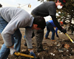 2012 年 11 月 10 日，紐約民眾化身志工，協助超級風暴桑迪（Sandy）災區重建及清理災區。圖為皇后區羅卡韋附近志工。（Spencer Platt/Getty Images）