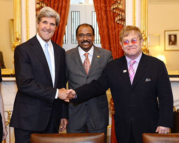 美國民主黨國會參議員克里（John Kerry/左一）在7月24日出席聯合國艾滋病規劃署會議時，與聯合國官員會面。(圖源： Kovac/Getty Images)