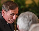美國中央情報局局長裴卓斯（David Petraeus）的婚外情觸動古老情報蒐集地雷，然而分析家懷疑，這起醜聞是否真的犧牲了國家安全。(MANDEL NGAN / AFP)