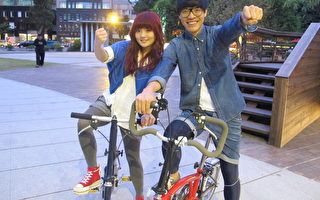 徐佳莹与好友卢广仲  相约骑脚踏车搞笑