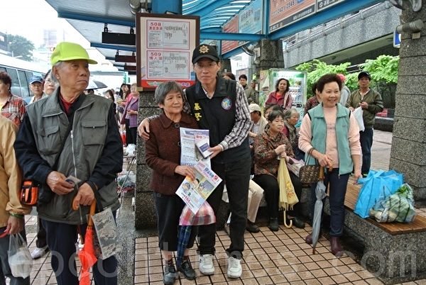 基隆市警察局,让民众在美妙的乐声、愉悦的情境中,提供防诈骗、防窃、反毒等预防犯罪宣导。(摄影:周美晴/大纪元) 基隆市警察局,让民众在美妙的乐声、愉悦的情境中,提供防诈骗、防窃、反毒等预防犯罪宣导。(摄影:周美晴/大纪元)