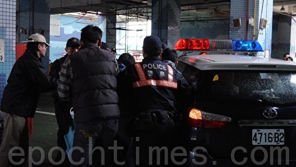 基隆市警察局举办防抢演练,除保卫民众身家安全,也作防备、战斗等自我检测。(摄影:周美晴/大纪元) 基隆市警察局举办防抢演练,除保卫民众身家安全,也作防备、战斗等自我检测。(摄影:周美晴/大纪元)