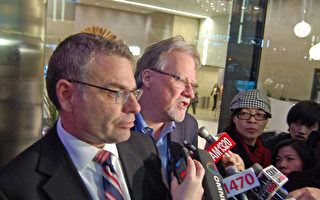 11月22日，卑詩勞工聯盟主席辛克萊爾（右）與工會律師高登，在法院裁決後表示，希望案件盡快進行，以便他們了解是否對加國勞工公平。（攝影：邱晨/大紀元）
