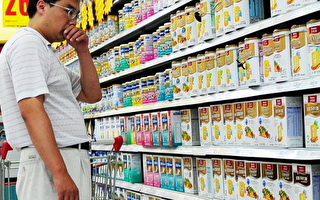 如果连没什么钱的人都要勒紧裤腰带为孩子买洋奶粉喝，那说明国产奶粉问题大到没人敢喝了。(AFP/Getty Images)