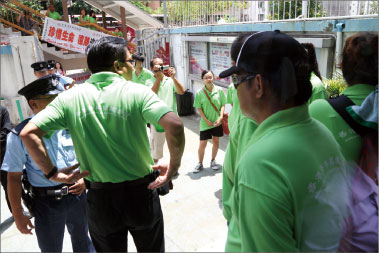 ↑身穿綠色制服的「香港青年關愛協會」的暴徒圍攻舞蹈大賽會場,並多次衝擊明愛中心入口,試圖破壞大賽進行。(攝影:梁路思/大紀元) ↑身穿綠色制服的「香港青年關愛協會」的暴徒圍攻舞蹈大賽會場,並多次衝擊明愛中心入口,試圖破壞大賽進行。(攝影:梁路思/大紀元)