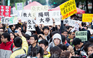 近千名学生及数十个公民团体29日走上街头，表达反对媒体垄断、要公平交易、保障阅听权益、即刻举行听证会、拒绝言论集中等诉求。（摄影：陈柏州／大纪元）