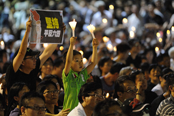 香港15万市民纪念六四屠杀20周年。(摄影:文瀚林/大纪元)