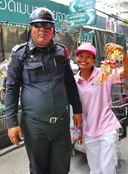 泰国曼谷警察与市民。(摄影:李愿/大纪元)