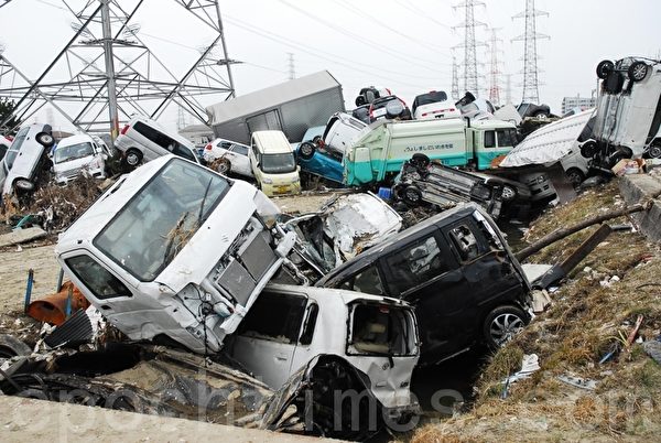日本遭遇海啸侵袭后汽车报废成堆。（摄影:张吉/大纪元）  