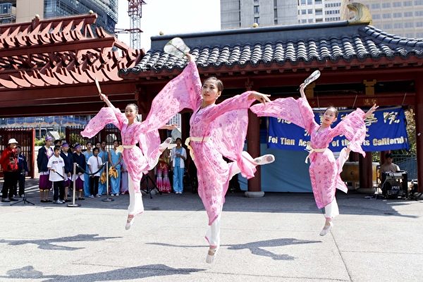 美国旧金山华人户外中国舞演出。（摄影: 曹劲松/大纪元）  
