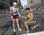 美国波士顿马拉松赛后，一位男青年当场跪下向女友求婚。（摄影:徐明/大纪元）