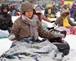 加拿大渥太华国会山前，法轮功学员在大雪中炼功。（摄影：李丹/大纪元）