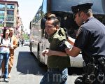 中共煽动仇恨帮凶在纽约攻击法轮功学员被警察逮捕。（摄影：粒子/大纪元）