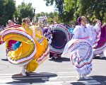 美国加州红木城街头拉丁舞表演。(摄影：周容/大纪元）