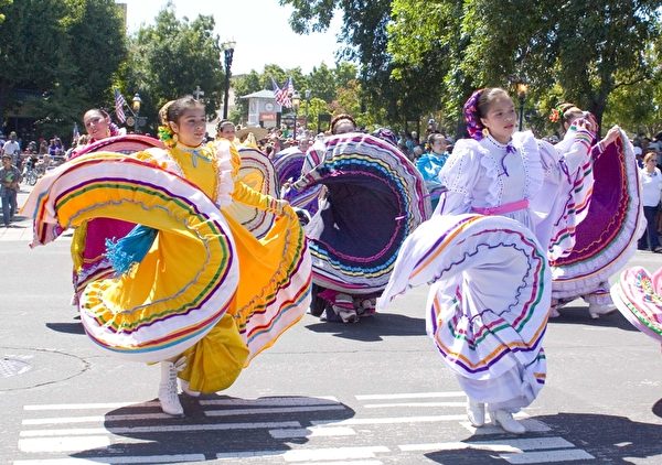 美国加州红木城街头拉丁舞表演。(摄影：周容/大纪元）