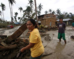 菲律賓受到強颱寶發重創，迄今已造成至少350人喪生，數百人下落不明。圖為12月5日，孔波斯特拉山谷省新巴丹災情。（KARLOS MANLUPIG / AFP）