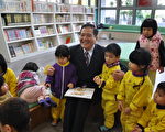许明财市长扮演故事爸爸，给幼稚园的小朋友说故事。（新竹市文化局提供）
