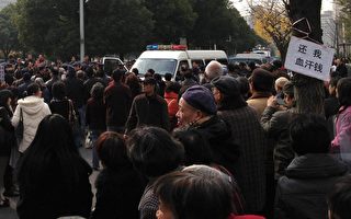 组图：上海市政府上千人抗议示威