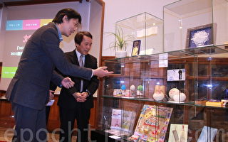 台南市文化局长叶泽山（左）向副市长林钦荣等导览台南文创产业发展成果。（摄影：赖友容／大纪元）