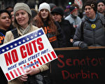 12月6日部分芝加哥市民支持奧巴馬提出的向富人增稅主張、反對減少政府對社會安全和福利項目的支出。（Photo by Scott Olson/Getty Images)