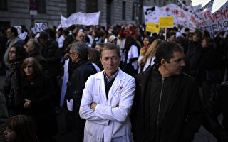 怒撙节 马德里医护人员再示威