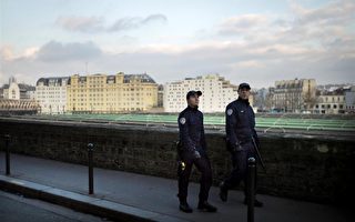 法國警察「助產士」 高速路上接生女嬰
