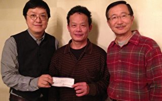 圖：吳耀偉（中）透過關注組成員朱偉光和姚永安，把捐款支票交給卑詩公民權利協會。（姚永安提供圖片）