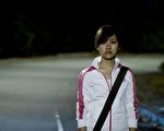 电视剧《台北八个人》剧照，林玟谊在阳明山夜路上哭一整晚。（图/公视提供）