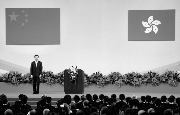 梁振英在7月1日向胡錦濤宣誓就職的時候,選擇用普通話而不是本地方言粵語發表就職演講,引發爭議,網上有人指責梁振英的語言選擇是向北京「叩頭」。(AFP/Dale de la Rey) 梁振英在7月1日向胡錦濤宣誓就職的時候,選擇用普通話而不是本地方言粵語發表就職演講,引發爭議,網上有人指責梁振英的語言選擇是向北京「叩頭」。(AFP/Dale de la Rey)