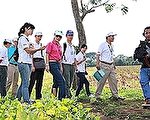 駐尼加拉瓜技術團與尼國農牧科技署10日（當地時間）舉辦紅豆生產觀摩會，提供抗旱新品種，助尼國農民栽種，深獲肯定。（駐尼加拉瓜大使館提供）中央社