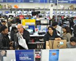 美国商务部公布数据显示，11月零售销售月率上升0.3%，显示出传统节日销售旺季已经开始，使得失业人数跟着减少。图为11月22日，马里兰州罗克维尔的百思买店内笔记型电脑部门。（MANDEL NGAN / AFP）