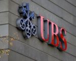 瑞士银行(UBS)因操控Libor(伦敦银行同业拆款利率),可能面临超过10亿美元的天价罚款。图为苏黎世市瑞士银行总部的瑞银徽标。(FABRICE COFFRINI/AFP)
