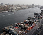 国际社会对伊朗实施经济制裁后，大批涉伊朗进出口贸易的货船和集装箱滞留在迪拜港口。 （图源： KARIM SAHIB/AFP/Getty Images)