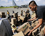 12月15日，菲律賓軍隊協助救災物資運送至民答那峨，該地為此次颱風受災最為嚴重的區域（AFP）