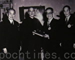 1954年3月25日第一届国民大会第二次会议选举蒋介石为第二任总统，胡适与锺莫德惠（左一）、国大秘书长洪兰友（右一）代表国民大会致送总统当选赠书。（锺元翻摄／大纪元）