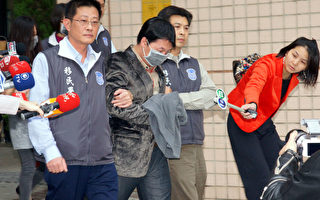 葉彥榮（左2）及妻小共3人在台灣被移民署查獲。（移民署提供）