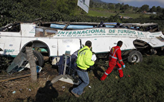 哥伦比亚中部17日发生巴士冲出公路翻覆意外，造成27名乘客死亡，15人受伤。（Hector Fabio Zamora-EL TIEMPO/AFP）