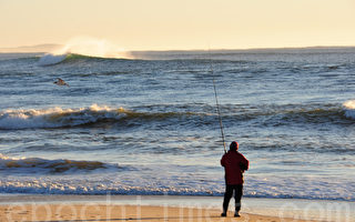 警告：磯石垂釣者應防範致命海浪