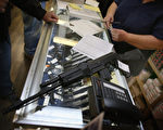 占世界人口5%的美國人 擁有世界50%的槍支。分析說，如果美國能夠嚴格槍支管理，就能大幅減少槍殺案的發生，現在是時候改變了。 (Photo by Scott Olson/Getty Images)