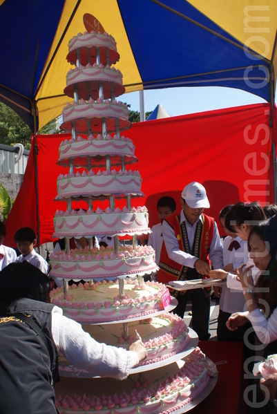 糕饼公会庆65周年提供10层大蛋糕与现场民众一起分享。（摄影:詹亦菱/大纪元）