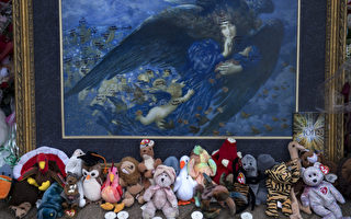 各界为了悼念在2012年12月14日，遭到无情枪杀的桑迪胡克小学学童，特地画了一幅写上每个学童名字的小天使，已随天神飞奔天堂的图画。(BRENDAN SMIALOWSKI/AFP/Getty Images)