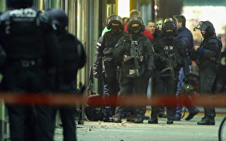 柏林銀行搶匪挾持行員與警對峙