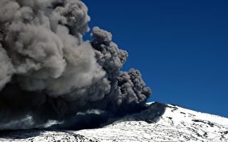 组图：智利阿根廷交界 火山喷灰冲天