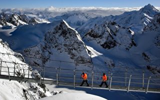 海拔逾3千米 欧洲最高最惊悚吊桥开放